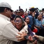 Momen Bahagia Warga Karawang Salaman dengan Prabowo: Ketemu Bapak Tercinta