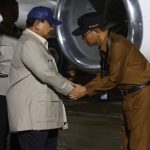 Tiba di Kupang, Prabowo Sapa Warga, Foto Bareng Ibu-ibu dan Anak