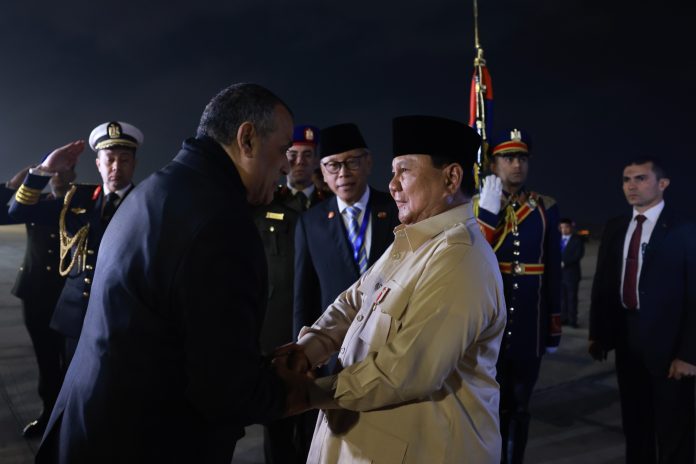 Prabowo Tiba di Kairo, Disambut Sejumlah Pejabat Tinggi Mesir dan Jajar Kehormatan