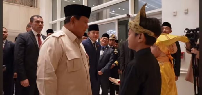 Para Siswa SD WNI di Kairo Sambut Prabowo Kenakan Pakaian Adat Sumbar: Bangga, Senang