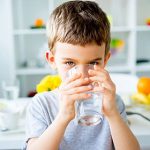 Kapan Anak Sebaiknya Minum Air Putih? Ini Waktu Terbaik agar Tumbuh Sehat dan Aktif!