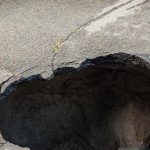 Sinkhole Sedalam 8 Meter Muncul di Jalan Utama Sendang, Tulungagung