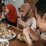 Apakah Makan di Depan Orang yang Berpuasa Dosa? Ini Penjelasannya