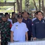 Pemkab Blitar Serahkan SK Transformasi Perhutanan Sosial untuk Masyarakat Pantai Serang