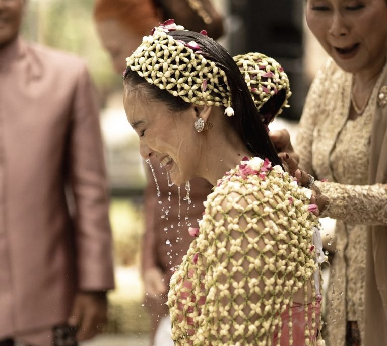 Siraman Pernikahan Luna Maya dengan Maxime Bouttier Menggunakan Air Zam-zam dari Mekah