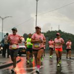 Foto oleh Pipe Vasquez: https://www.pexels.com/id-id/foto/sekelompok-orang-berpartisipasi-dalam-maraton-di-tengah-hujan-30770047/