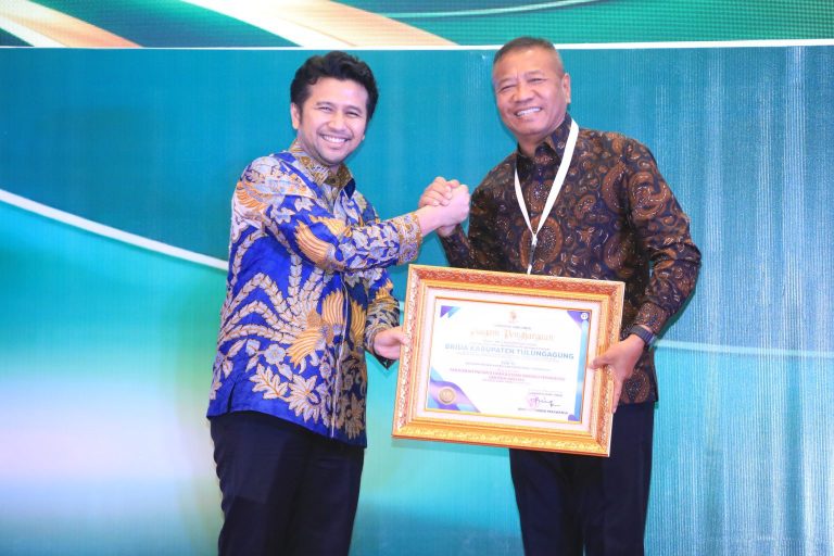 Bupati Gatut Sunu Terima Penghargaan INOTEK AWARD 2025
