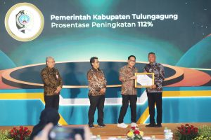 Bupati Tulungagung H. Gatut Sunu Wibowo, S.E., M.E., - Terima Penghargaan BEJO