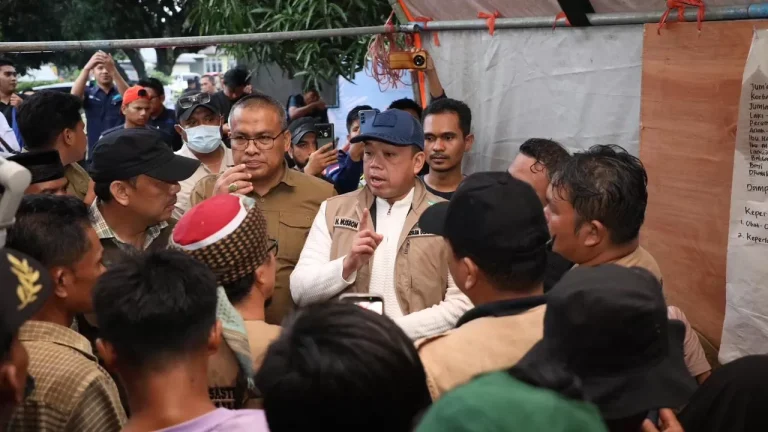 Menteri Nusron Salurkan Bantuan untuk Korban Banjir Bandang Agam Lewat Program ATR/BPN Peduli Bencana