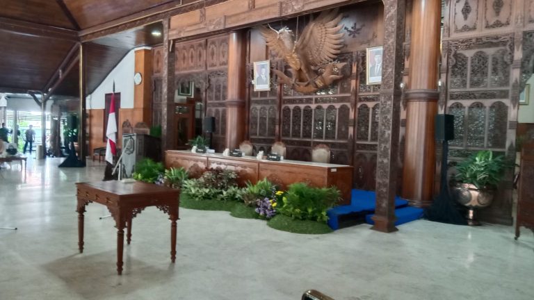 Ditunggu Tiga Jam , Sekda Tri Tak Nongol. Pelantikan Kepala Disnakertrans Batal Lagi