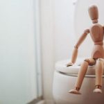 Dampak Negatif Membawa HP ke Kamar Mandi, Ini Risiko Kesehatannya