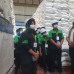 Puluhan Siswa Diajak Eduwisata Melihat Gunung Beras di Gudang Bulog Tulungagung
