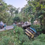Kecelakaan Tunggal di Mronjo Blitar, Truk Canter Hantam Pembatas Jembatan lalu Masuk Sungai
