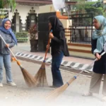Jumat Bersih Kantor Pertanahan Kabupaten Blitar, Pegawai Kompak Bersihkan Lingkungan